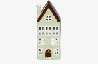 Foto av grön ljuslykta i form av ett hus med rött tak