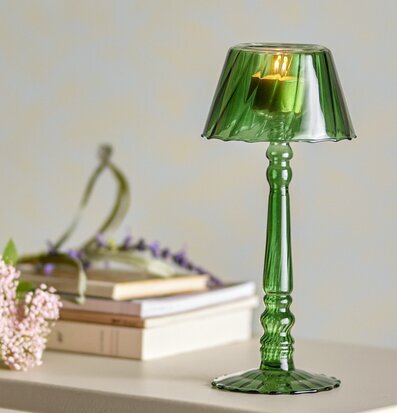 Bild av elegant grön ljusstake i glas för värmeljus
