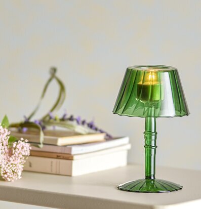 Bild av grön ljusstake i glas med skulpturerad yta