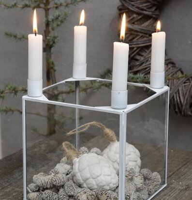 Bild av elegant vit ljuslykta med naturlig estetik