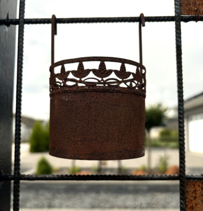 Bild av ljuslykta med industriell och konstnärlig design