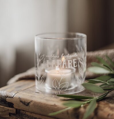 Bild av ljuslykta med botaniskt motiv – lärargåva i glas