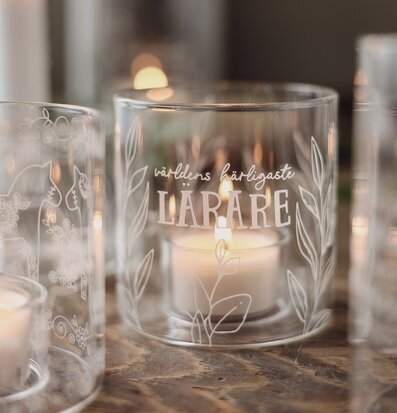 Bild på stämningsfulla ljuslyktor i mjukt och varmt ljus