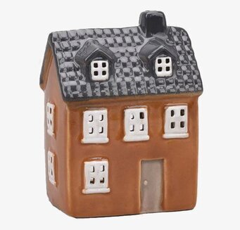 Bild på dekorativ ljuslykta i form av brunt keramikhus