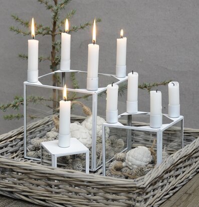 Bild av stilren ljuslykta i modern och naturlig miljö