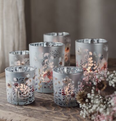 Bild: Dekorativa ljuslyktor med blommotiv i frostat glas