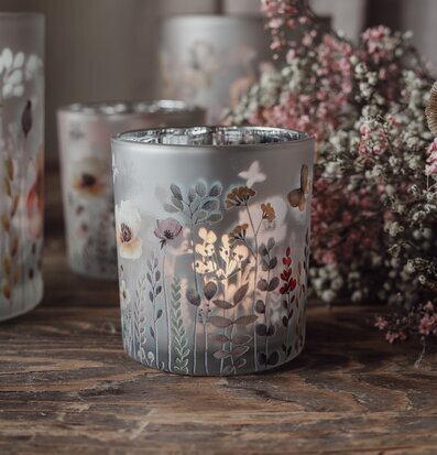 Bild av vacker ljuslykta med blommotiv och rustik träyta