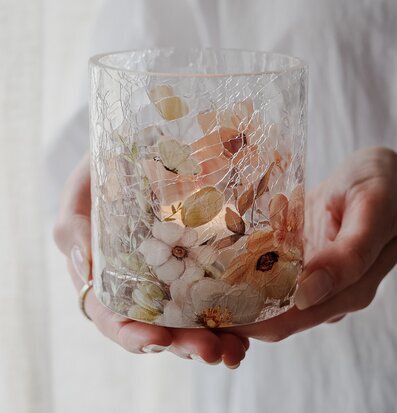 Bild på glaslykta med vårblommor och krackelerat glas