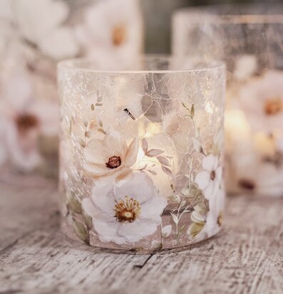 Bild av ljuslyktor med blommor och fjärilar på trägolv