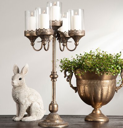 Foto: Femarmad kandelaber med glaslyktor och urna