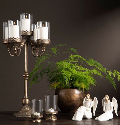 Bild på elegant stilleben med kandelaber, ljuslyktor och änglar