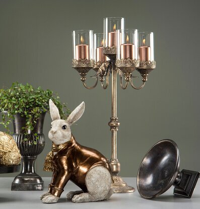 Bild: Harmonisk inredning med kandelaber, hare och metallurnor