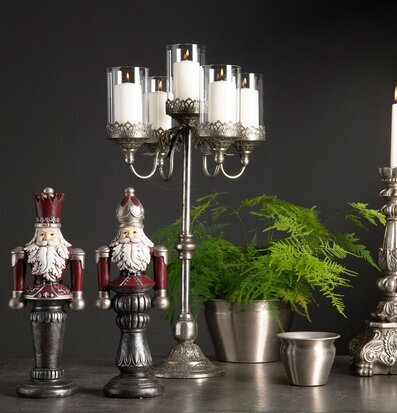 Bild på harmonisk inredning med kandelaber och ljusstakar