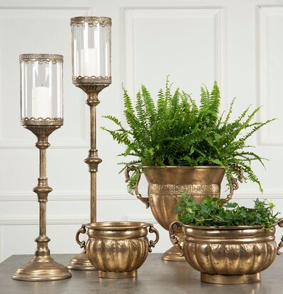 Bild på elegant stilleben med lyktor, urna och gröna växter