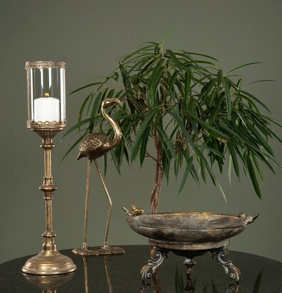 Bild av elegant ljuslykta och dekor i rofylld naturmiljö