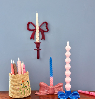 Bild av färgglada ljuslyktor och ljusstakar på träyta