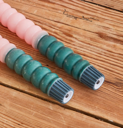 Bild av bubbliga LED-ljus i grönt och rosa på träbord