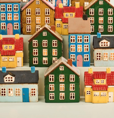 Bild av keramiska ljuslyktor som charmiga färgglada hus