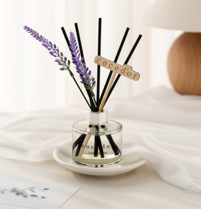Bild på doftpinnar med lavendel och mjuk inredningsmiljö