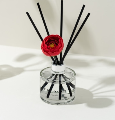 Bild av doftpinnar med röd blomma och modern inredningsstil