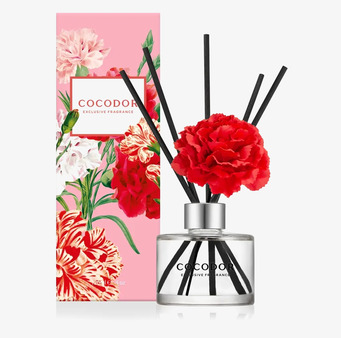 Bild av doftpinnar med röd nejlika och blommig förpackning