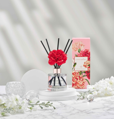 Bild på eleganta doftpinnar med blommor och glasdetaljer