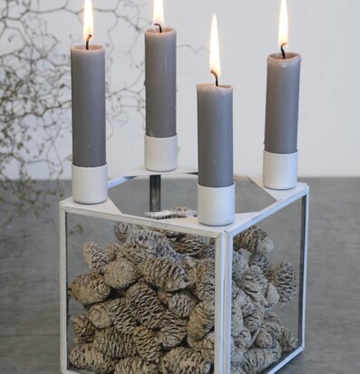 Bild av stilren ljuslykta med naturliga inslag