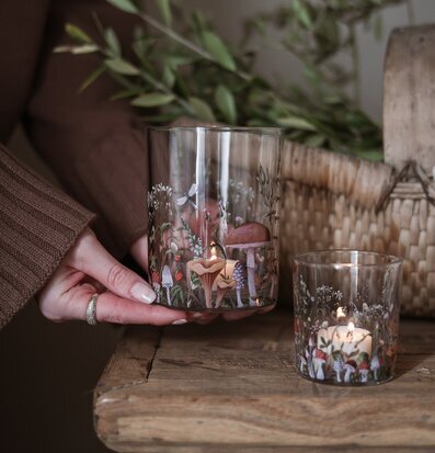 Bild: Höstinspirerade ljuslyktor med handmålade skogsmotiv