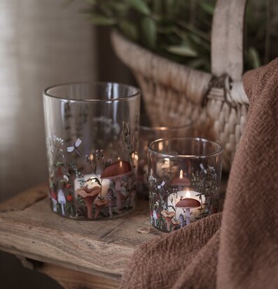 Bild av höstligt stilleben med glaslyktor och naturdetaljer