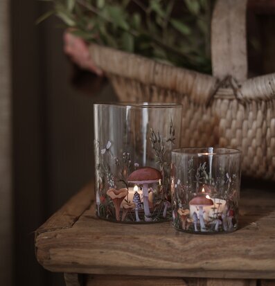 Bild av höstliga glaslyktor med svampar på rustikt träbord