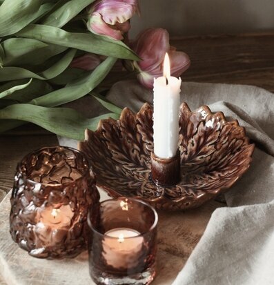 Bild av rofyllt ljusarrangemang med trä, glas och keramik