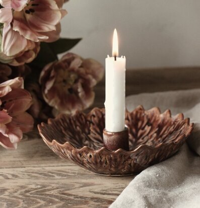 Bild av stämningsfull ljusstake i naturnära och varm miljö