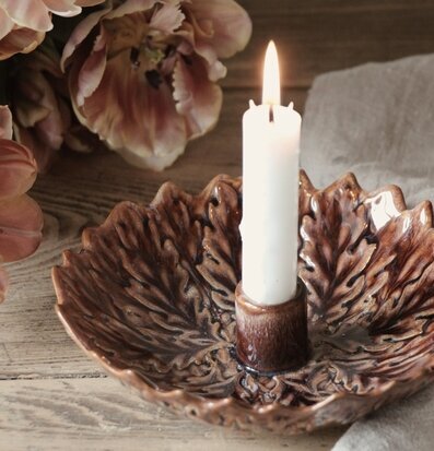 Bild av naturinspirerad ljusstake i keramik på rustikt bord