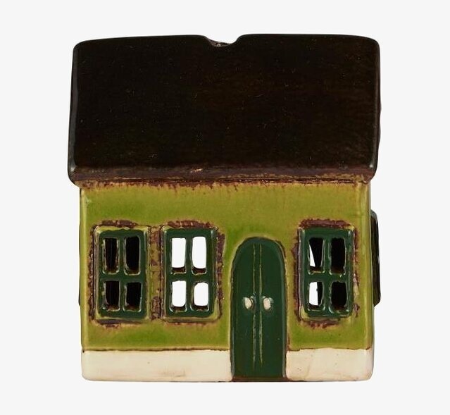 Bild av grön husformad ljuslykta i nordisk keramikdesign