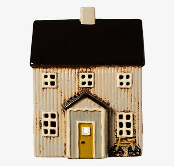 Bild av dekorativ ljuslykta som föreställer ett keramikhus