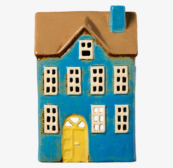 Bild av blå keramisk ljuslykta med fönster och gul dörr