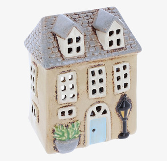 Bild av keramisk ljuslykta formad som charmigt miniatyrhus