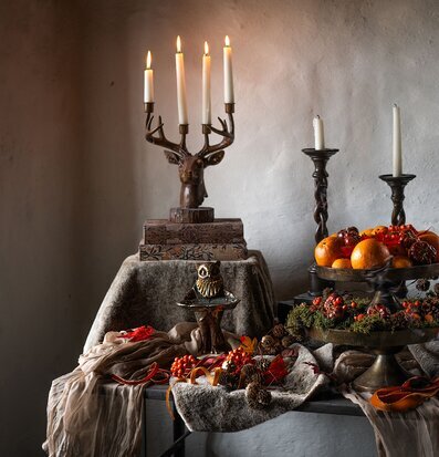 Bild av rustikt vinterbord med ljusstakar, natur och textil