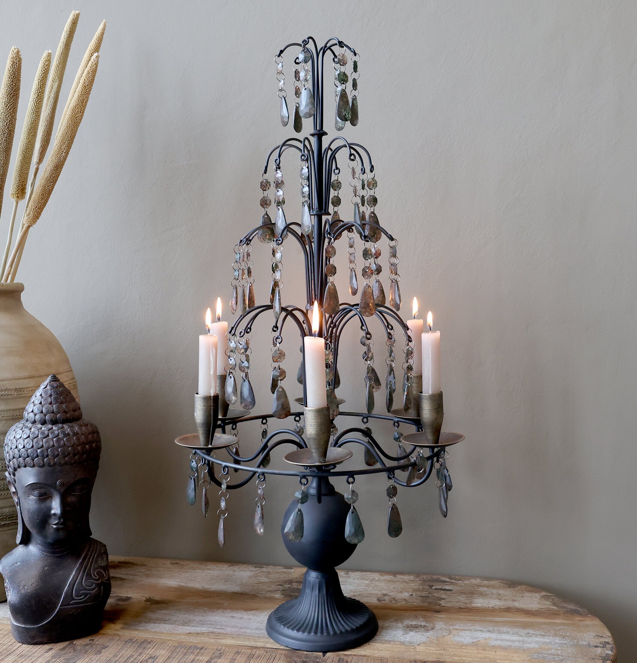 Bild på antik ljusstake med prismor i harmonisk hemmiljö