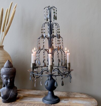 Bild på antik ljusstake med prismor i harmonisk hemmiljö