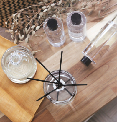 Bild ovanifrån av eleganta doftprodukter i harmonisk miljö