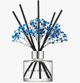 Bild av doftpinnar med blå blommor på vit bakgrund