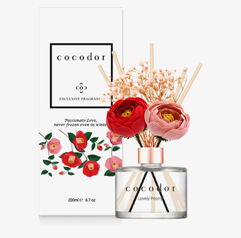 Bild av eleganta doftpinnar med pioner och dekorativa blommor