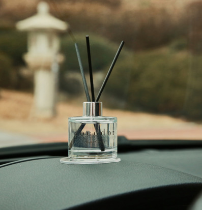 Bild på doftpinnar i bilmiljö – stilren design och funktion