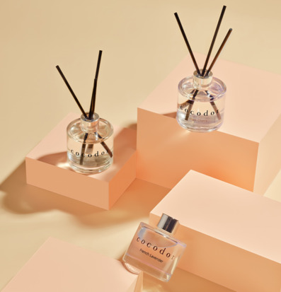 Bild på eleganta doftpinnar och rumsdofter i ljus miljö