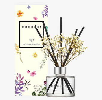 Bild av eleganta doftpinnar med blommor och stilren förpackning