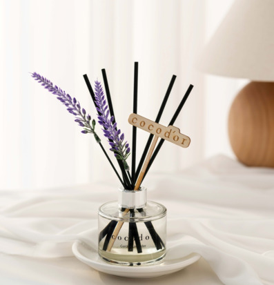 Bild på designad doftspridare med lavendel och trädetaljer