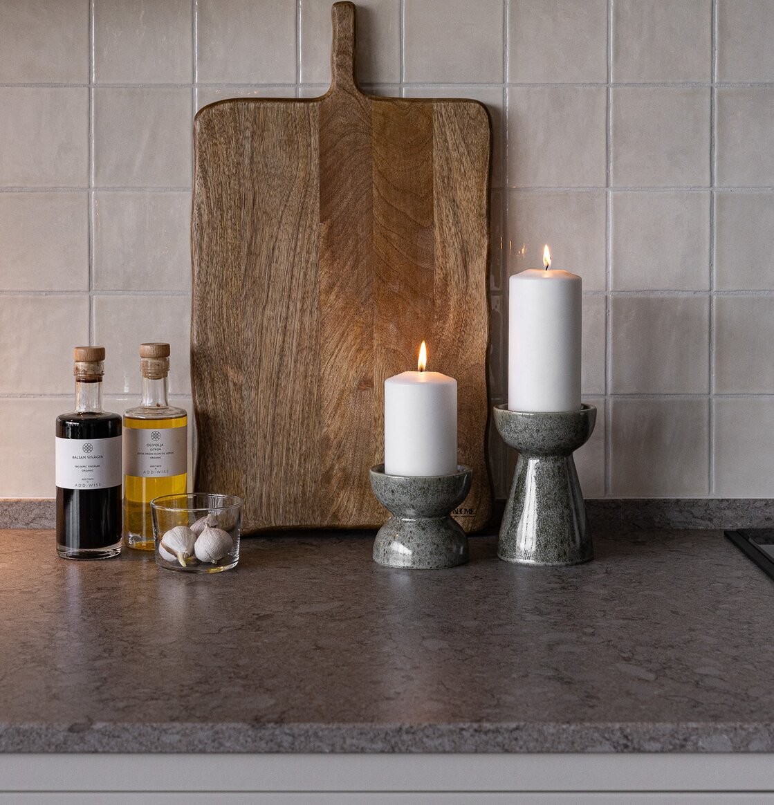 Bild av modern köksbänk med gröna ljusstakar och trädetaljer