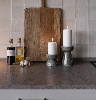 Bild av harmoniskt kök med gröna ljusstakar och råvaror