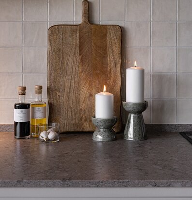 Bild av modern köksbänk med gröna ljusstakar och trädetaljer